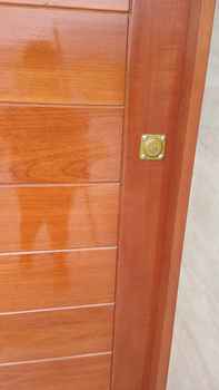 Despues: puerta de madera lustrada