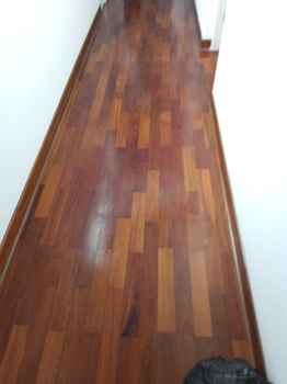 Despues: pasillo de madera pulido