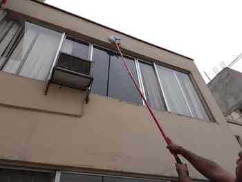 Despues: ventana y balcon limpios